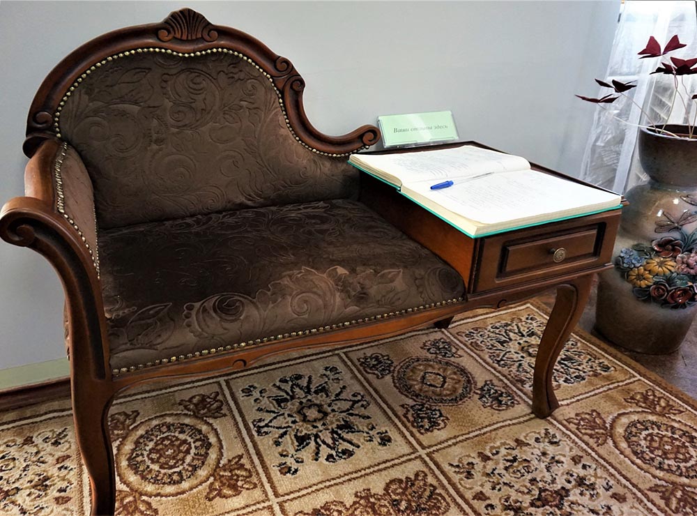 Кресло для отзывов в Багратионовском музее истории края